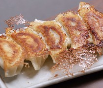  每一口都让汁水和味道在口中蔓延开来。这些饺子融合了多种口味，包括紫苏叶和海鲜，让您尽享美味。 