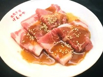 烧肉市场GENKAYA  高田马场店_「山形猪（肩腰肉）」：厚切，肉质细嫩，口感细腻。