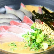 mizutaki 善哉_博多特產“戈馬鯖魚”使用長崎縣五島縣產的“香草鯖魚”，融合了芝麻的香氣和鯖魚的鮮味。