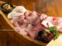 烧肉一丁目_一盘极品日本黑毛牛肉。可以品尝到高级风味的“船拼盘”