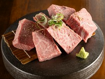  The ultimate in thick cuts! The more you chew, the more delicious the Japanese Black beef becomes. "Three of the Best Thick Cuts" 