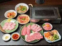 Naniwa Yakiniku Nikutareya_The table is filled with the recommended dish, "Yamasan Beef Special Yakiniku Omakase Course (with all-you-can-drink)"