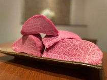 Hidangan Spesial - Nikmati harmoni daging yang lezat dan bibimbap panggang batu.