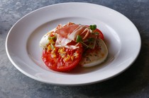 IL LUPINO PRIME TOKYO_Surprisingly delicious! "Buffalo Mozzarella Caprese with Prosciutto"