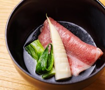  一道味道浓郁鲜美的“泽饭碗”汤，融合了日本料理的技法和精心挑选的食材。 