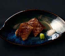  厚度、烤制程度、香气——这道牛舌的方方面面都体现了真正工匠的精湛技艺。 