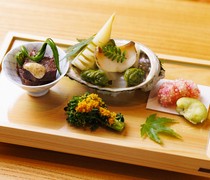  “八寸”是日本料理的精髓，以当季食材精心烹制而成，是一场五感盛宴。 