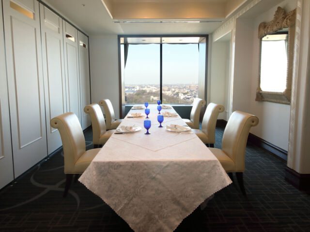 TOP RESTAURANT FOUR SEASON floor