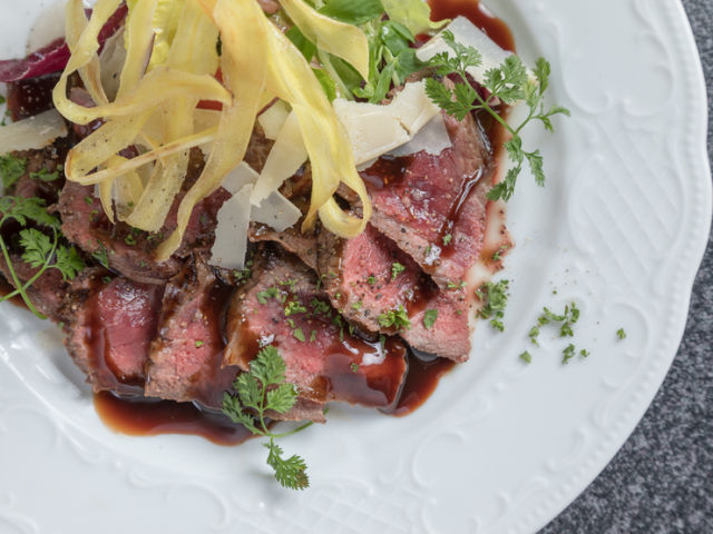 有企鵝的Dining BAR 沖繩 cuisine