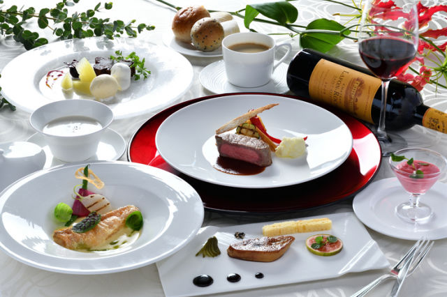 Sky Restaurant and Lounge (L&R) cuisine