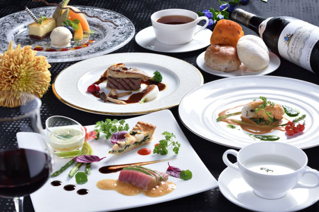 Sky Restaurant and Lounge (L&R) floor