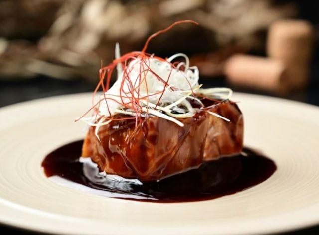 11. HILL'S LOUNGE -Modern China-