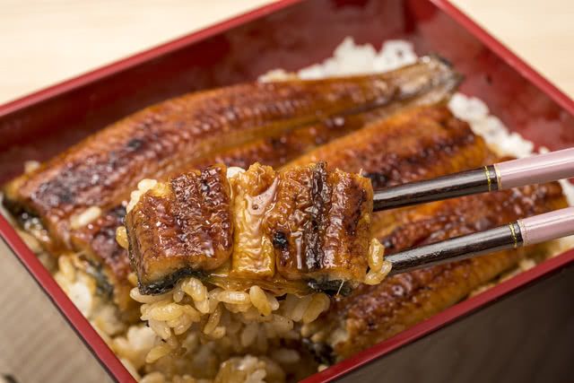 3.關東的烤鰻魚為剖背後先蒸再烤、關西為剖腹後全程火烤