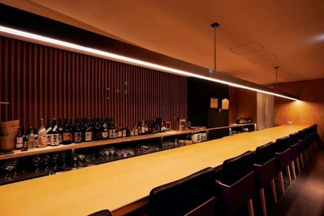 6.坐在吧台座位欣賞師傅捏製壽司的過程