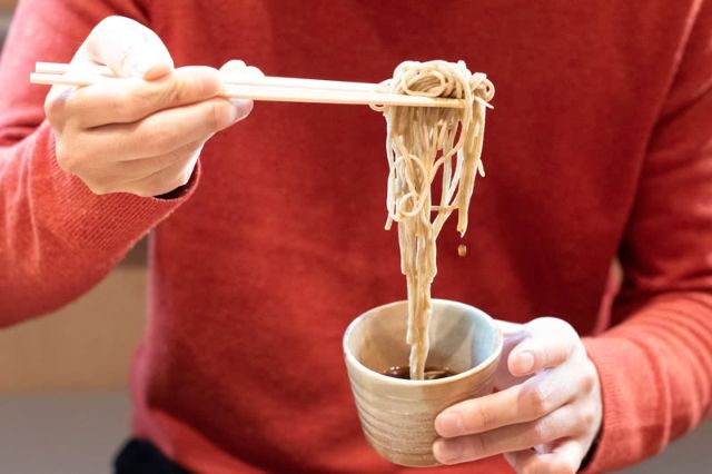 【東京築地】在擁有180年悠久歷史的老字號蕎麥麵店中享用廣受歡迎的日本麵料理
