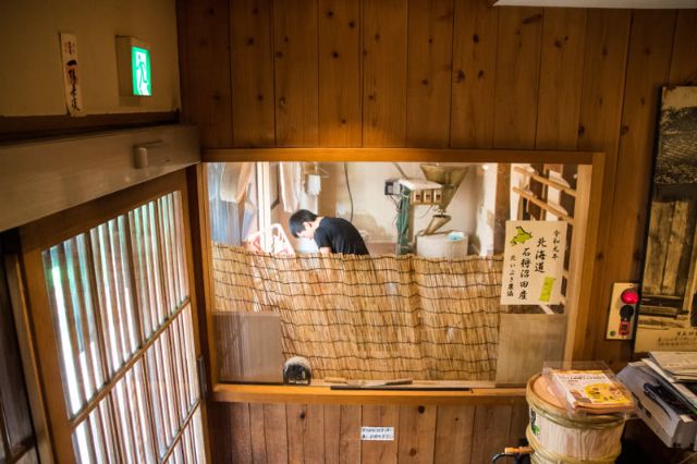 【東京築地】在擁有180年悠久歷史的老字號蕎麥麵店中享用廣受歡迎的日本麵料理