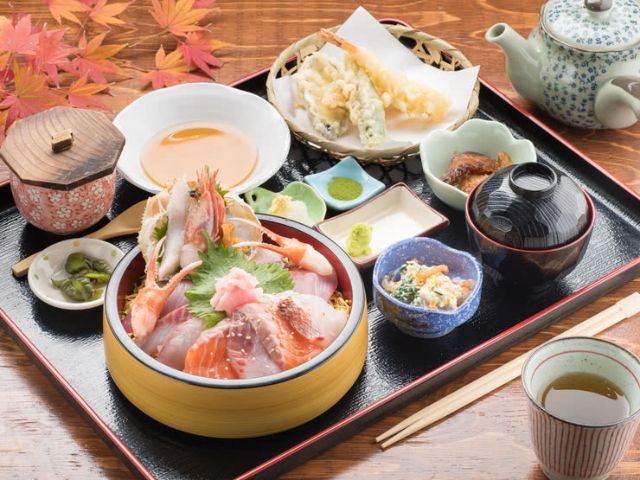 散壽司跟海鮮丼哪裡不一樣?連日本人都不知道的小知識