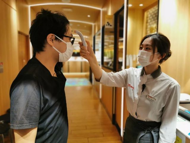 【入店测体温】