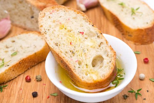 2.在麵包上淋橄欖油