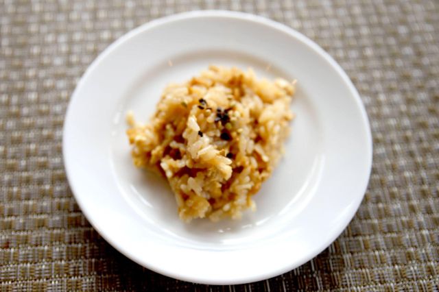 入味的油豆腐與蕎麥籽的搭配，口感獨特又美味 