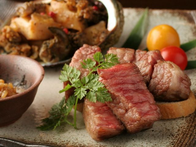 A famous Japanese restaurant where you can enjoy teppanyaki with special ingredients.