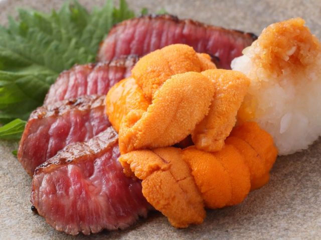 엄선된 재료의 독특한 맛을 살린 에도마에 초밥의 모습.털털한 분위기도 매력!