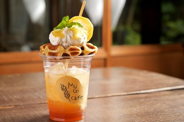 Experience a unique high-color walk-and-eat while touring attractions in Kuwana, Mie