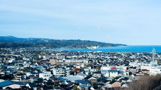 "Kiyomizu," a machi-zushi restaurant that prioritizesfreshness, is located right in front of the Himi fishing port where the ownervisits every morning