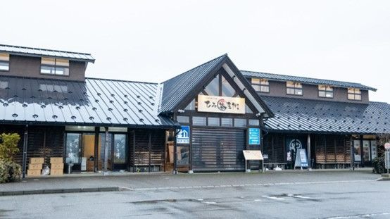 Travelers' stopping spot: Himi Banya-gai, outside of Himi Fishing Port Market