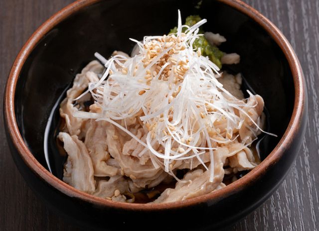 『SUMOTU』是用極其稀少高價的牛內臟中最柔軟的部位做成（SUMOTU:將牛的內臟切碎，醋醃製的菜）