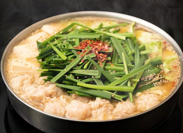 總店的限量菜單"味噌味"，"醬油味"兩個口味都可以享受的"牛腸鍋 雙重口味套餐"（2~3人份）