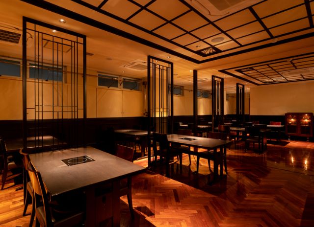 在現代式的洋房中品嚐傳統牛腸鍋，度過優雅的時間