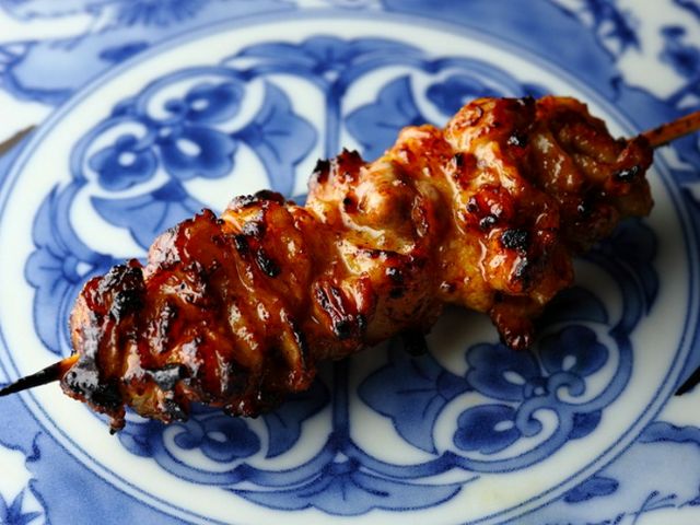 A fusion of Japanese cuisine and yakitori. Taste the chicken brand name "Date Dori(female chicken)" at the one and only restaurant.