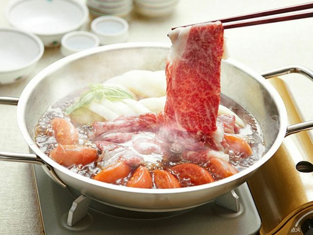 這是一種以新鮮的番茄酸味爲特色的進化版壽喜燒。請嘗試這個獨一無二的招牌菜