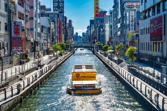 Savor the Food and Enjoy the Sights at Osaka's Famous Spot, Dotonbori!