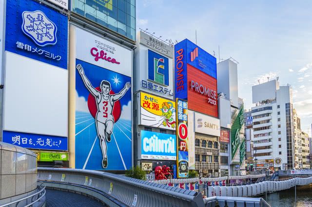 光走路就很開心，熱鬧的街道