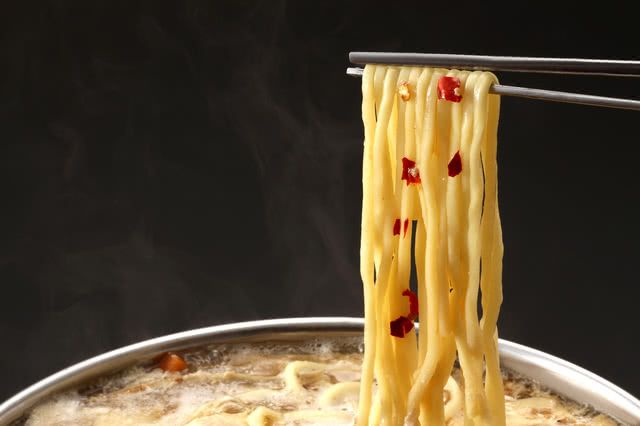 想吃福岡的特產料理!內臟鍋和水炊雞肉鍋,您喜歡哪種?