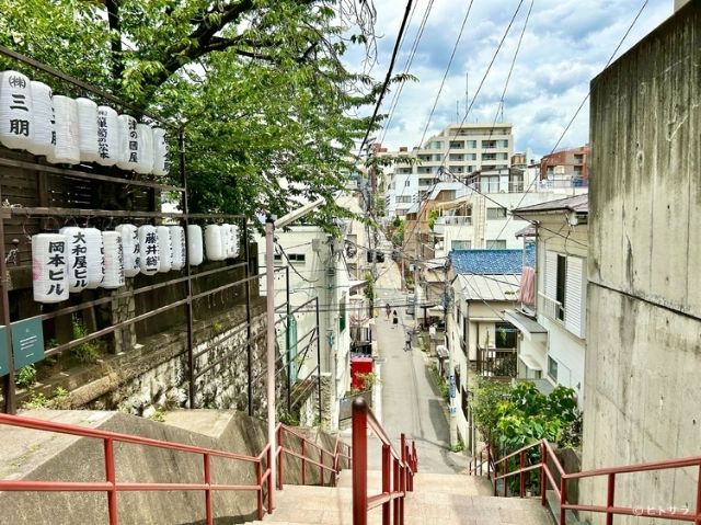 海报的原型是四谷须贺神社的男坂阶梯