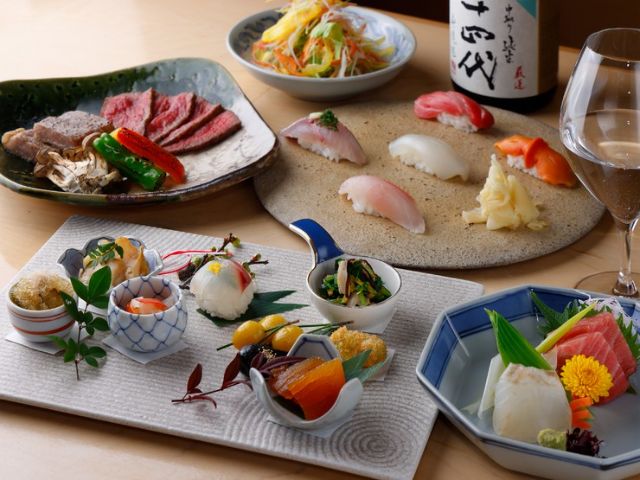 在套餐中盡情享受四季的日本料理和應季海鮮壽司吧。是日式飯館提出的新式樣
