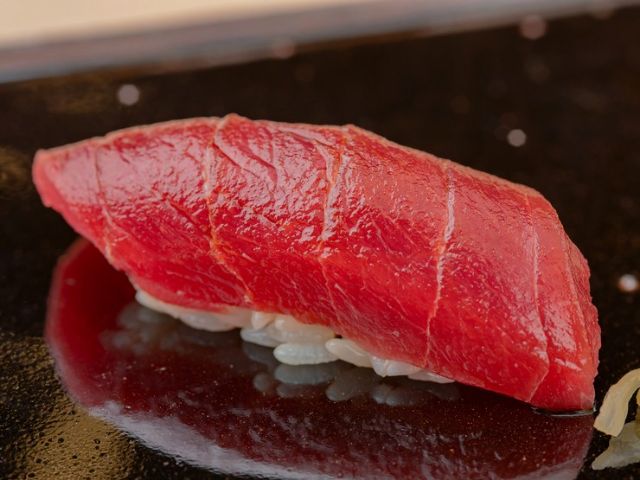 柜台只有7个座位的最佳空间。用全国精选的食材享受应季的乐趣