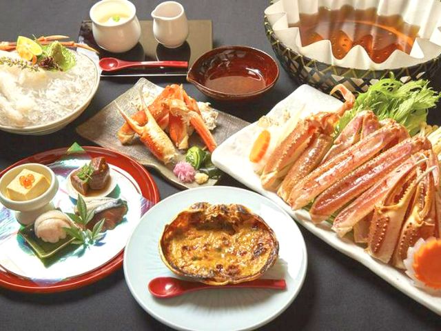 盡情享受日本海引以爲豪的海鮮。包括四季味覺在內的各種鄉土料理