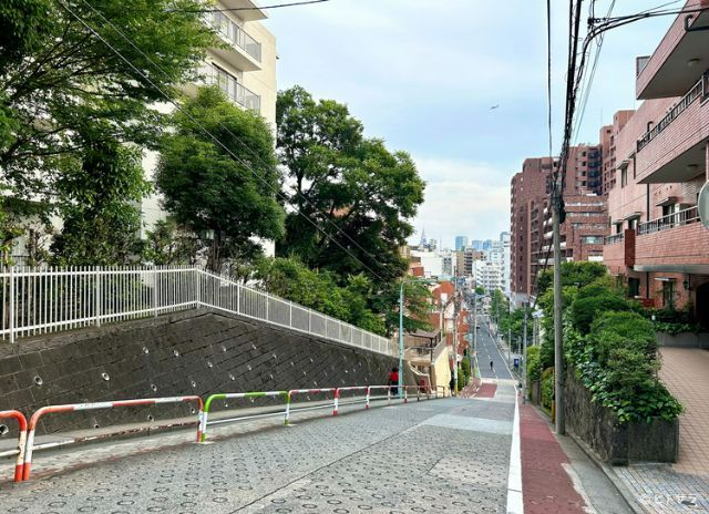  In the scene at "Nozokizaka" in Zōshigaya, the weather rapidly changes due to Hina's ability.