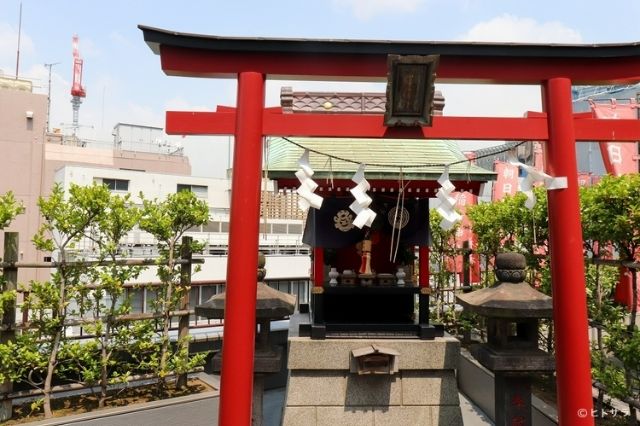 「朝日稻荷神社」被描繪成廢棄建築屋頂上的神社｜銀座
