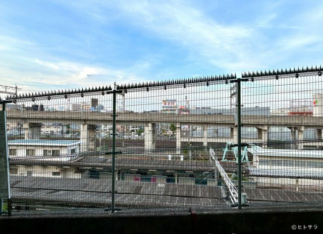 劇《田端站南口》中隨處可見的鐵道沿線斜坡