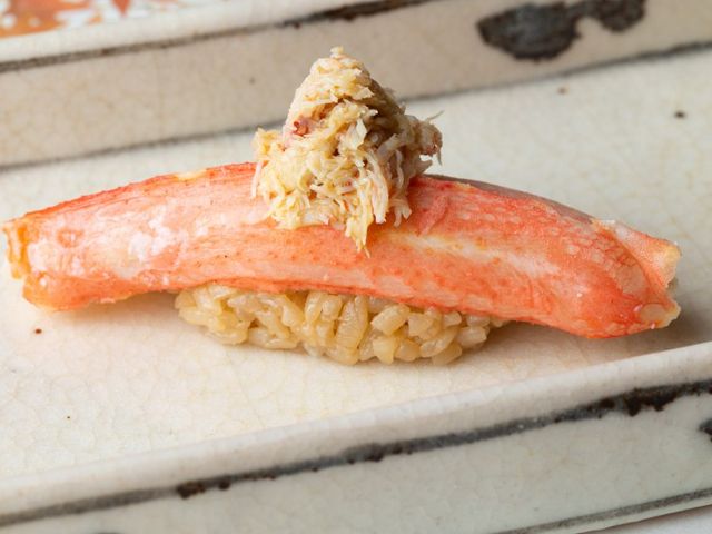 名古屋名店引以爲豪的"北陸壽司"。在東京·日本橋的2號店可以吃