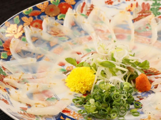   Enjoy  the blessings from the sea and mountains near Hakodate. The restaurant also  offers a limited selection of Hakodate's famous sake.
