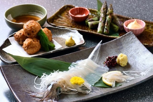 Freshly caught squid from the neighboring waters is the specialty! A wide selection of dishes, from sashimi to creative dishes!