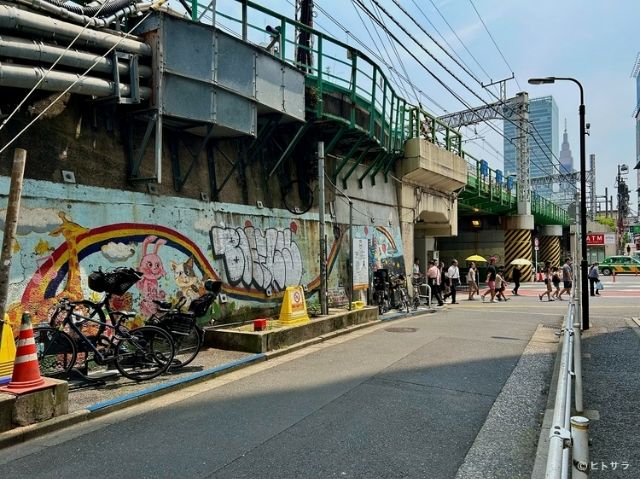 两名侦探追赶木村夹在中间的“新宿大学守卫西” | 西新宿