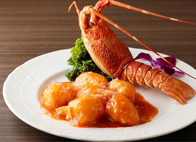 A renowned restaurant in Yokohama Chinatown, showcasing the authentic flavors with splendid presentations, using premium ingredients in Cantonese cuisine.