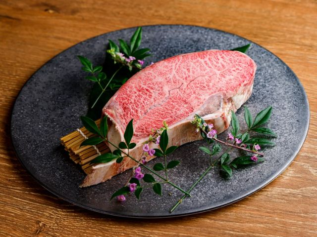 덩어리 그대로 굽는 맛을 추구한 『카도자키 숙성 육괴구이』